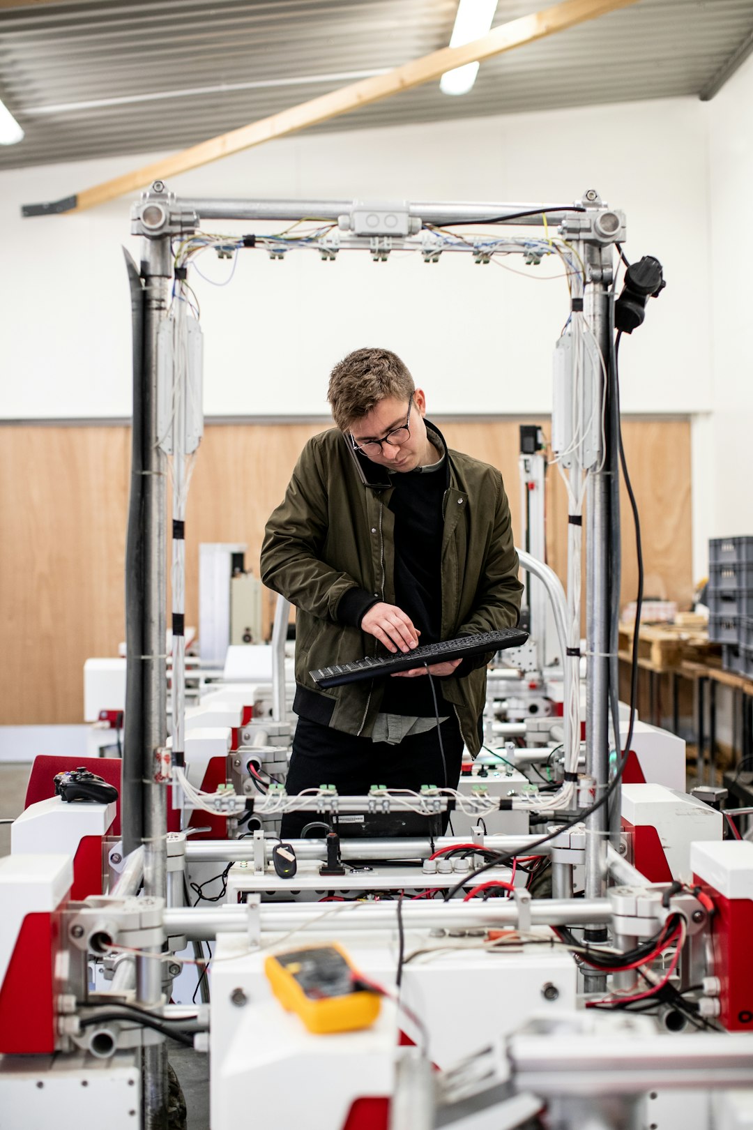 Flexible Fertigungszelle mit mehreren Robotern